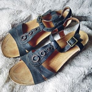Clark's Artisan leather sandals black size 8